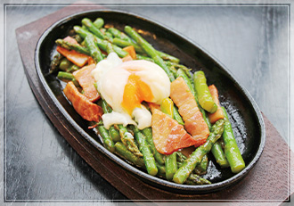 ベーコンとアスパラのバター炒め温泉卵添え